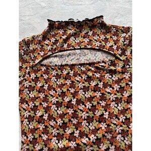 Everyday Chic Boutique Women’s Floral Cutout Crop Top Long Sleeve Ribbed Size S